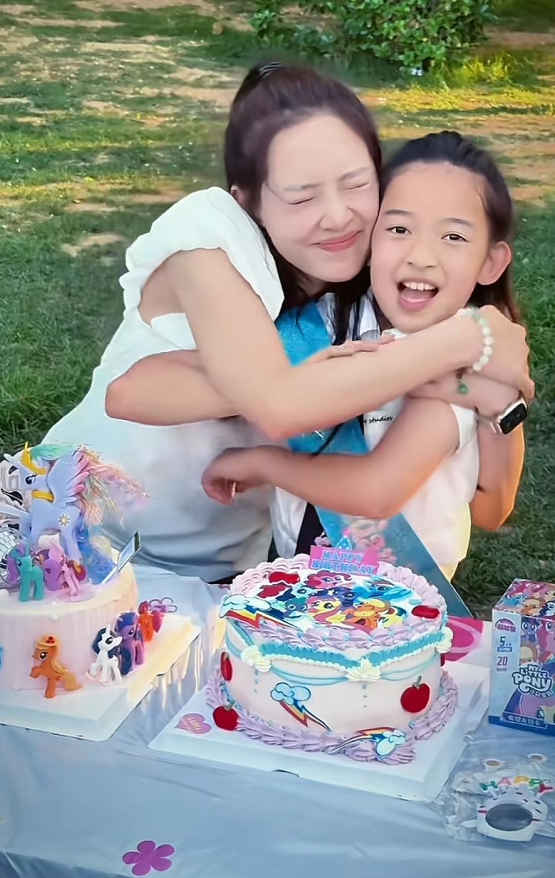 聂远为10岁长女庆生,小9岁娇妻好少女,1岁小女儿罕见出镜像姐姐