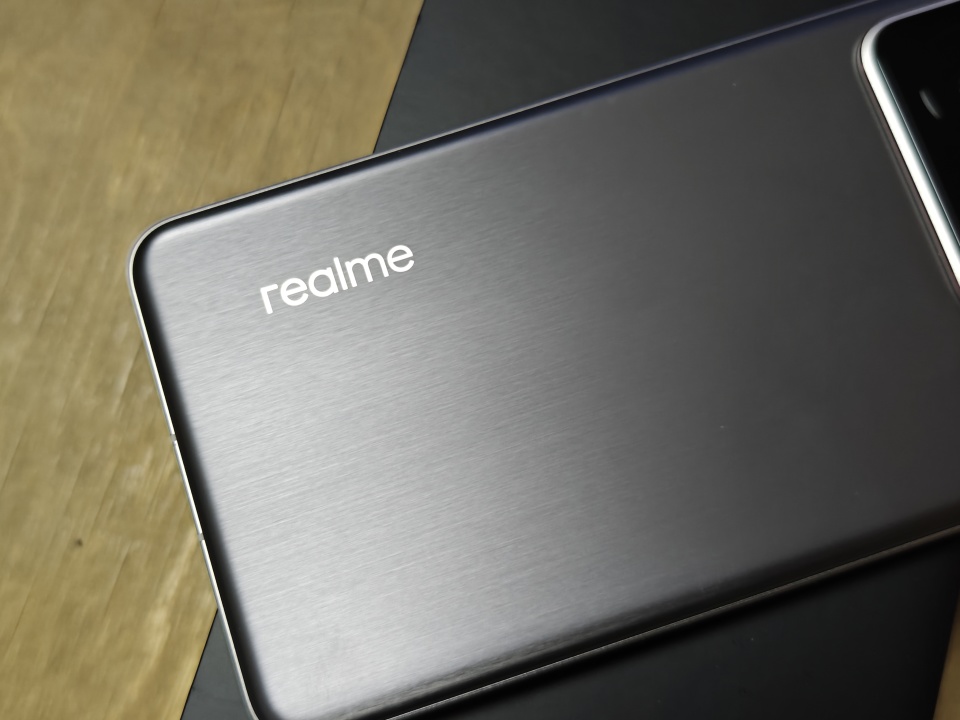 三攝+小立邊+等深微曲屏，真機(jī)比照片更有質(zhì)感 真我GT7 Pro外觀亮相