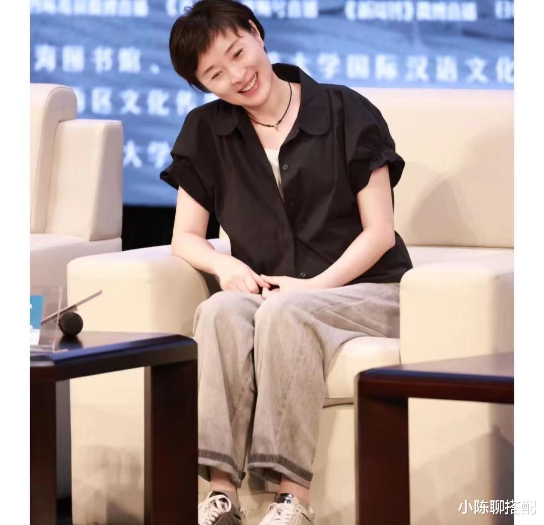 看了52岁的吴越打扮,我悟了:穿衣简单、色不过三,更优雅高级