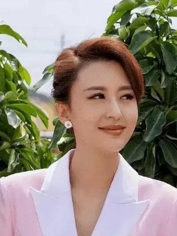 前央视主持人张蕾家暴离婚，孩子患绝症病危，本人回应辟谣