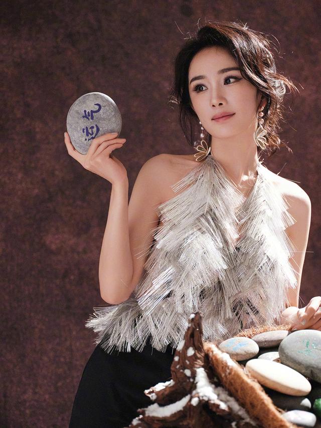 杨幂流苏挂脖露背裙充满诱惑