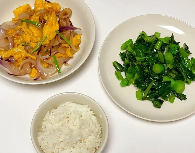 上海29岁不婚主义女生晒一人晚餐，引来很多争议，网友：活得通透