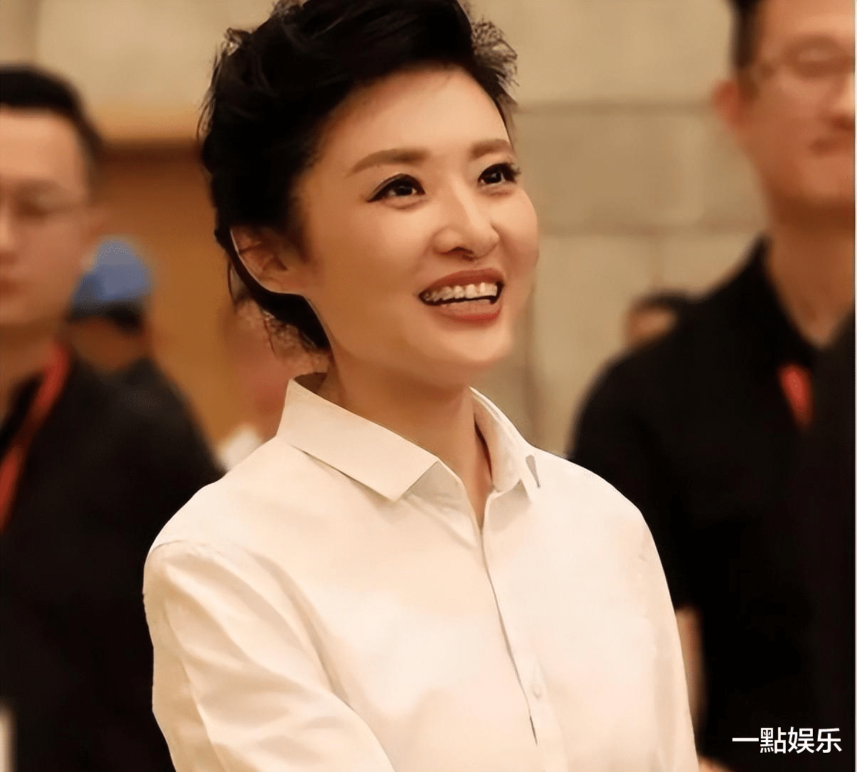 事实证明,执意嫁给“二婚富豪”的董卿,早已为自己“行为”买单