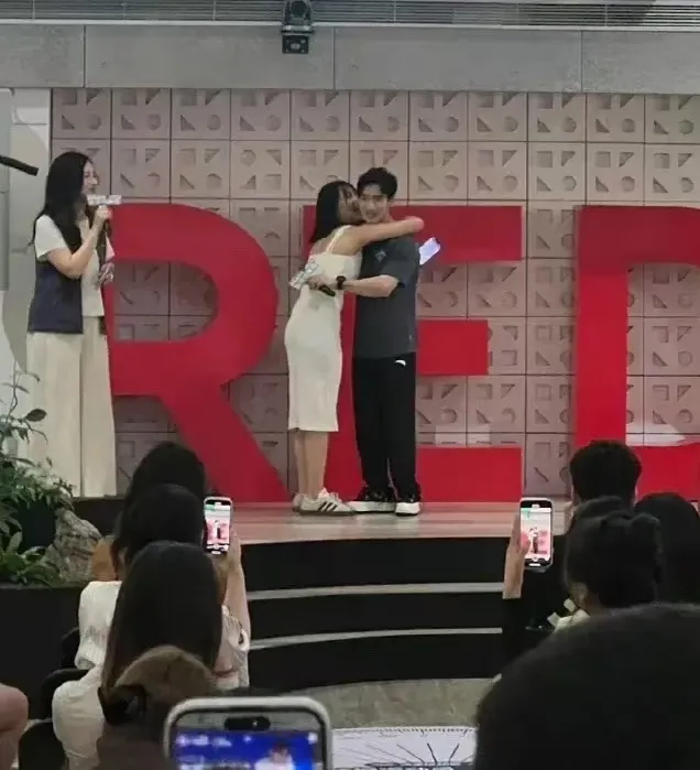 抱怨没摸到腹肌,质疑培训班收费像抢人,要不陈梦他们还是给这群小可爱道个歉吧