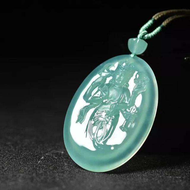 为何越贵的玉石越要用黑色挂绳？