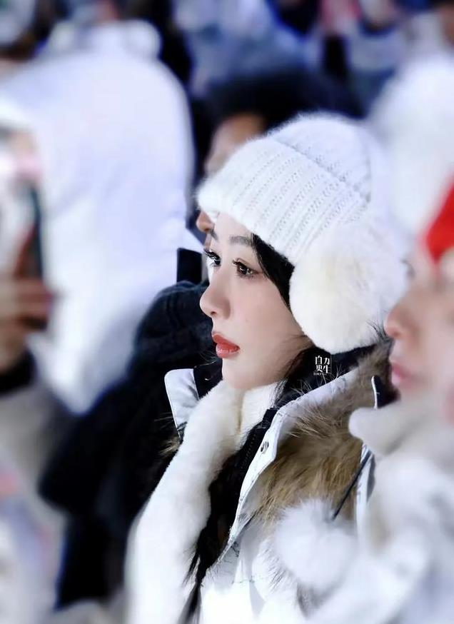 刘亦菲打卡哈尔滨冰封玫瑰,穿貂皮外套和光腿神器,又美出新高度