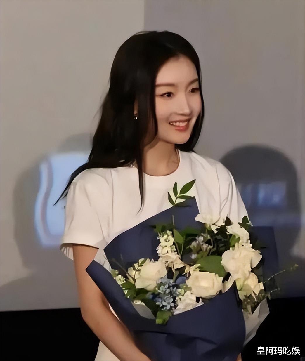 32岁周冬雨外貌大变!打扮减龄有女人味,有恋情绯闻后像换了个人