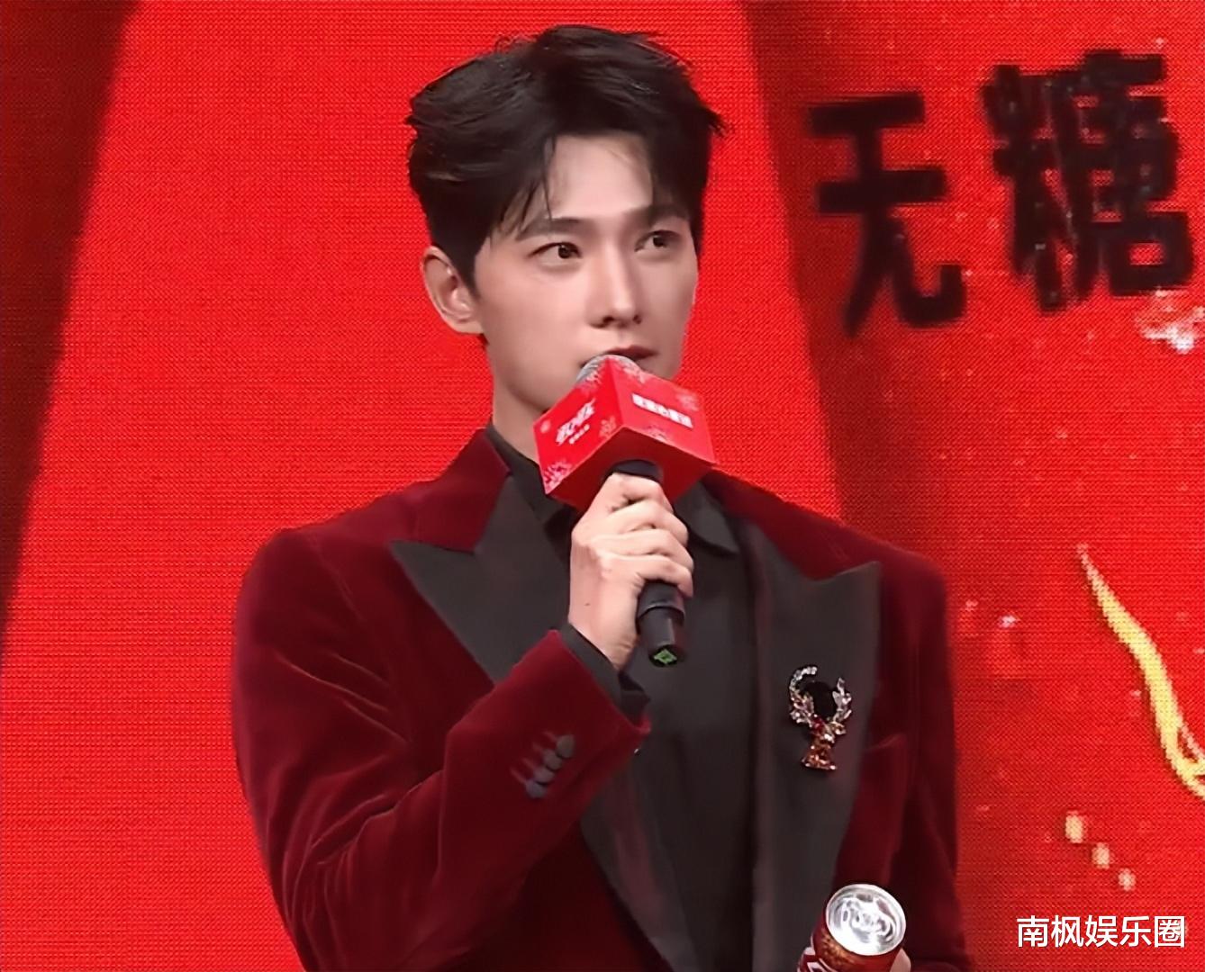 当24岁王楚钦跟33岁杨洋站一起,我才彻底明白,什么叫顶级自律