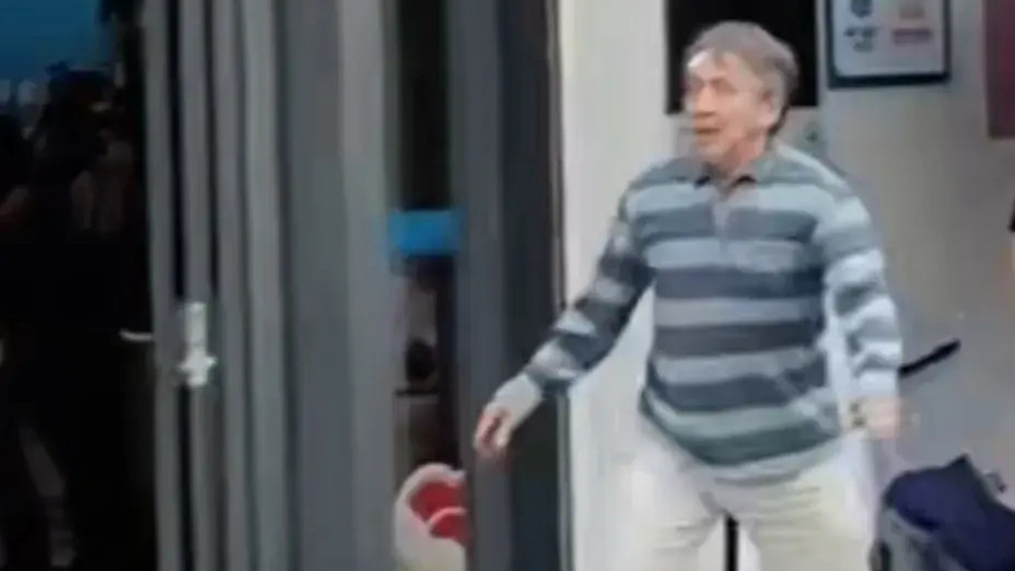 70岁成龙断崖式衰老！路透照片白发苍苍步履蹒跚，网友：英雄迟暮