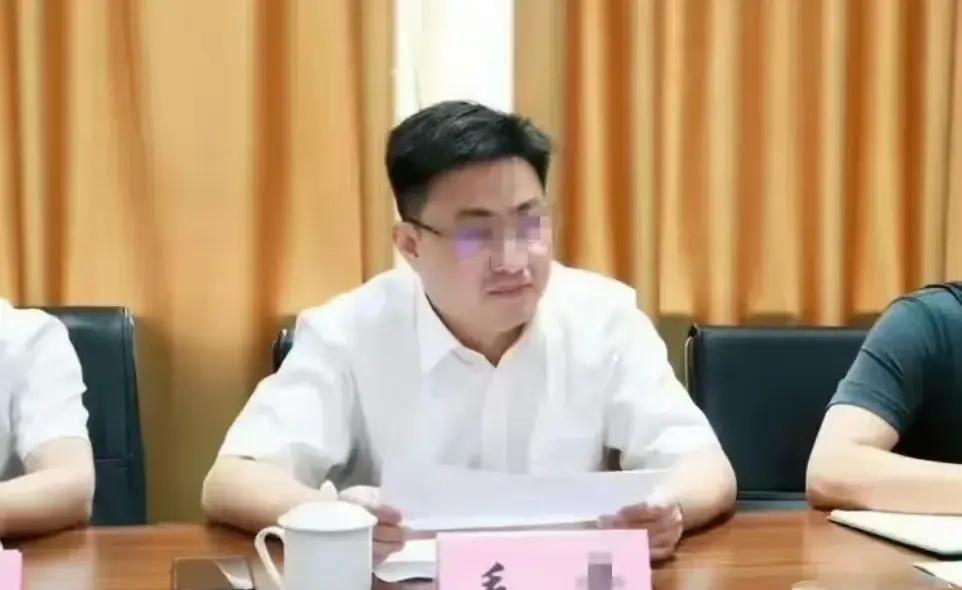 41岁李佩霞家庭情况被扒！离异多年有孩子！行程公开很忙碌！