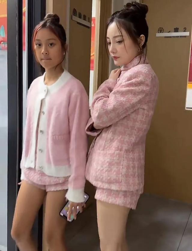 李小璐堂妹大婚,甜馨婚礼上为小姨送钻戒,长腿瞩目与妈妈似姐妹