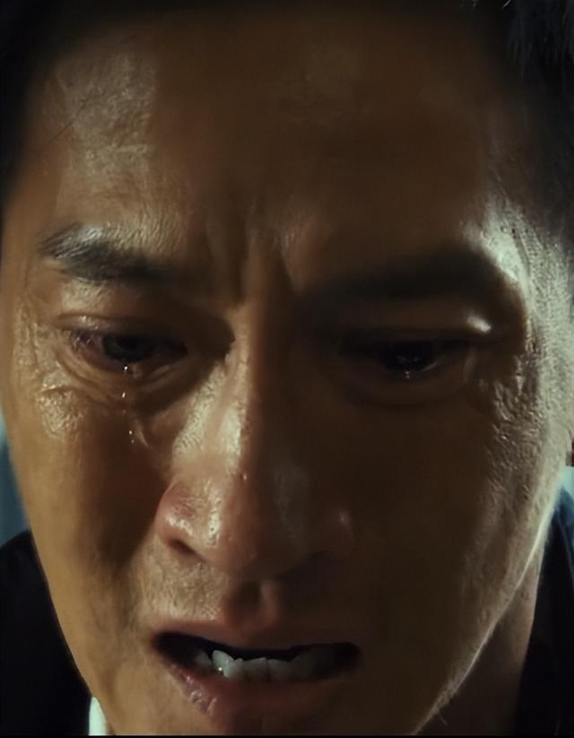 打的越真演技越稳！《打黑》包贝尔摔酒瓶扯下59岁张家辉的遮羞布