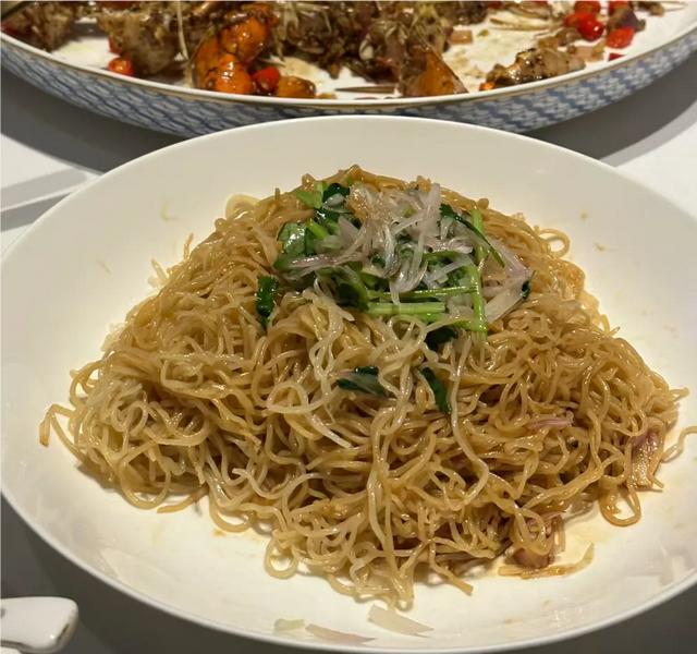 两个北方人在广州炳胜公馆吃饭,结账时差点没钱付款,真尴尬。