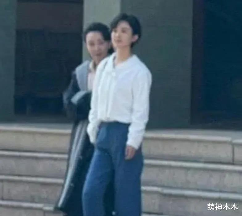 面对央视镜头,赵丽颖化淡妆、唐嫣戴帽子,相差4岁状态不一样