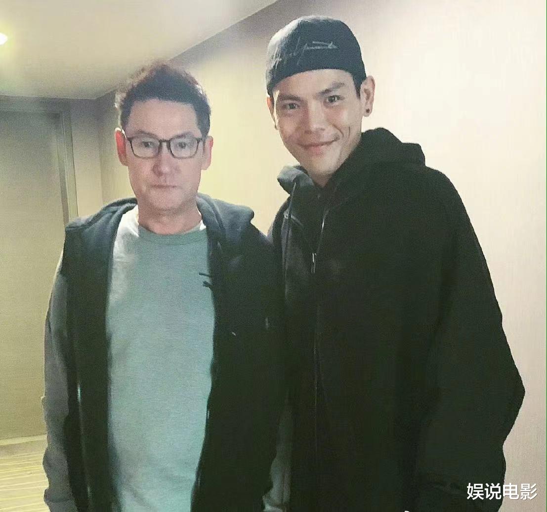 向佐父亲节发文，晒和父亲以及岳父的合影，网友表示多拍点岳父