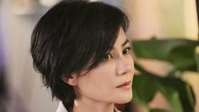 51岁王菲皮肤细腻白皙，晒的“抗衰老”面霜火了，堪称平价兰蔻！