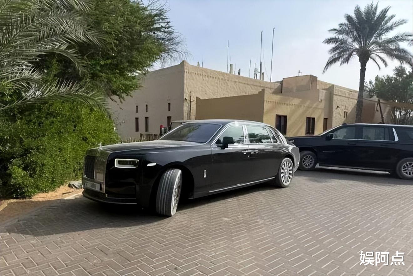 王思聪香港街头拥抱女友，一脸的厌世感惹争议！网友：消费降级了