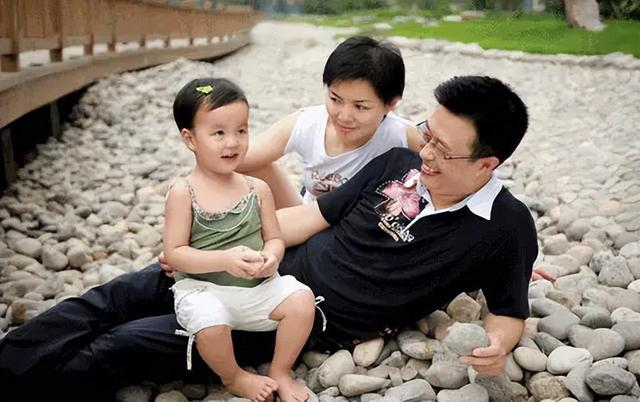 白燕升：曾是央视主持人，妻子结婚后不幸瘫痪，现如今儿女双全