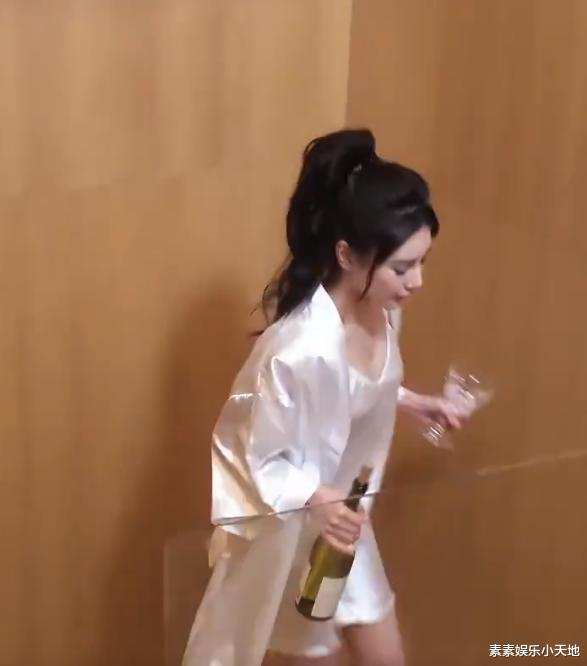 汪小菲老婆晒日常vlog,健身插花像名媛贵妇,穿睡衣拿着香槟飞奔
