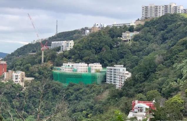 96岁四叔李兆基近况曝光 40亿豪宅内坐轮椅散步 身边跟四个医护