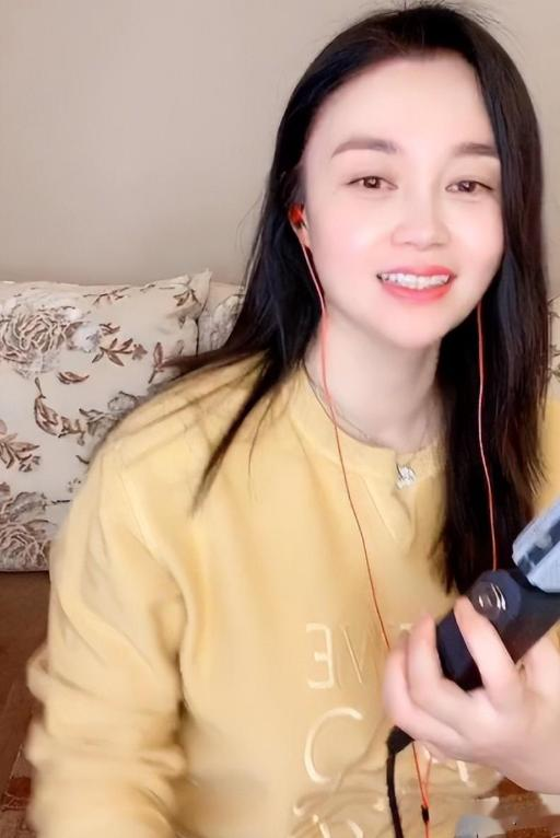 和赵本山传绯闻,41岁还无人敢娶?被力捧20年,关婷娜真的不简单