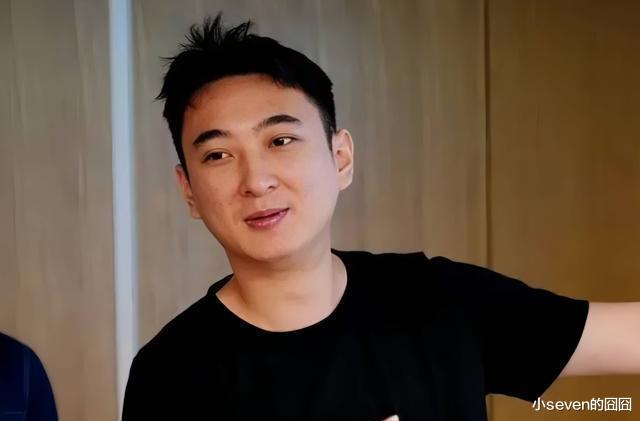 王思聪与黄一鸣旧照曝光，两人手牵手买母婴用品，女方小腹隆起