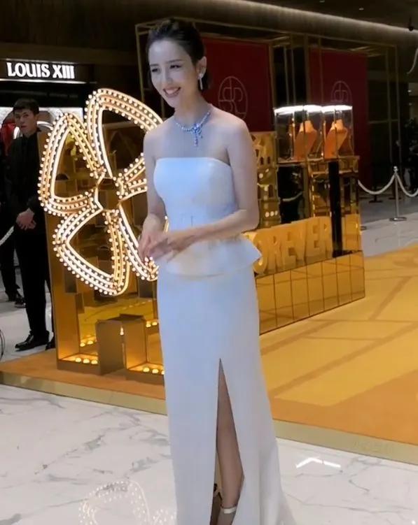 佟丽娅到40岁就断崖式衰老，满脸疲惫早就没了胶原蛋白，好在自然