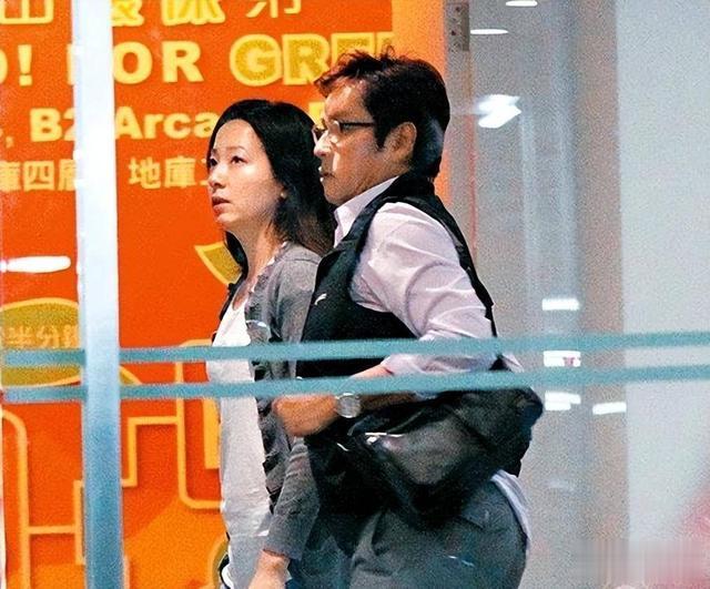 73岁谭咏麟和情人游日本,穿平价衣服开普通车,原配妻子无怨无悔