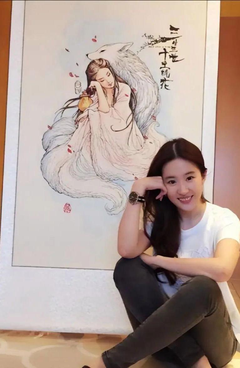 36岁刘亦菲豪宅曝光，全屋低调奢华，与猫狗相伴，网友：好羡慕她