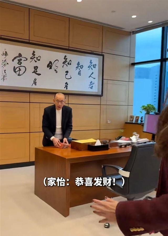 英皇开工，霍汶希带领众星给老板拜年，杨受成给明星们发镶金红包