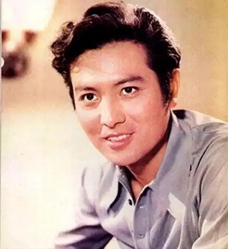 著名演员梁波罗:低调娶平凡妻子,恩爱几十年,晚年生活幸福美满