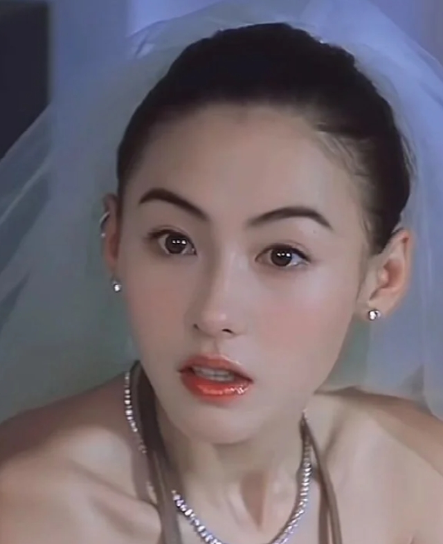 同为美女界的巅峰存在,将杨颖与张柏芝对比,差距还是有点大