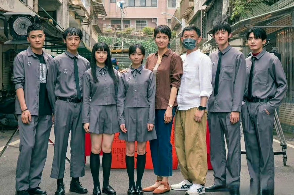 越闹越大!小S二女儿重庆广告牌连夜被撤,市民打爆投诉电话