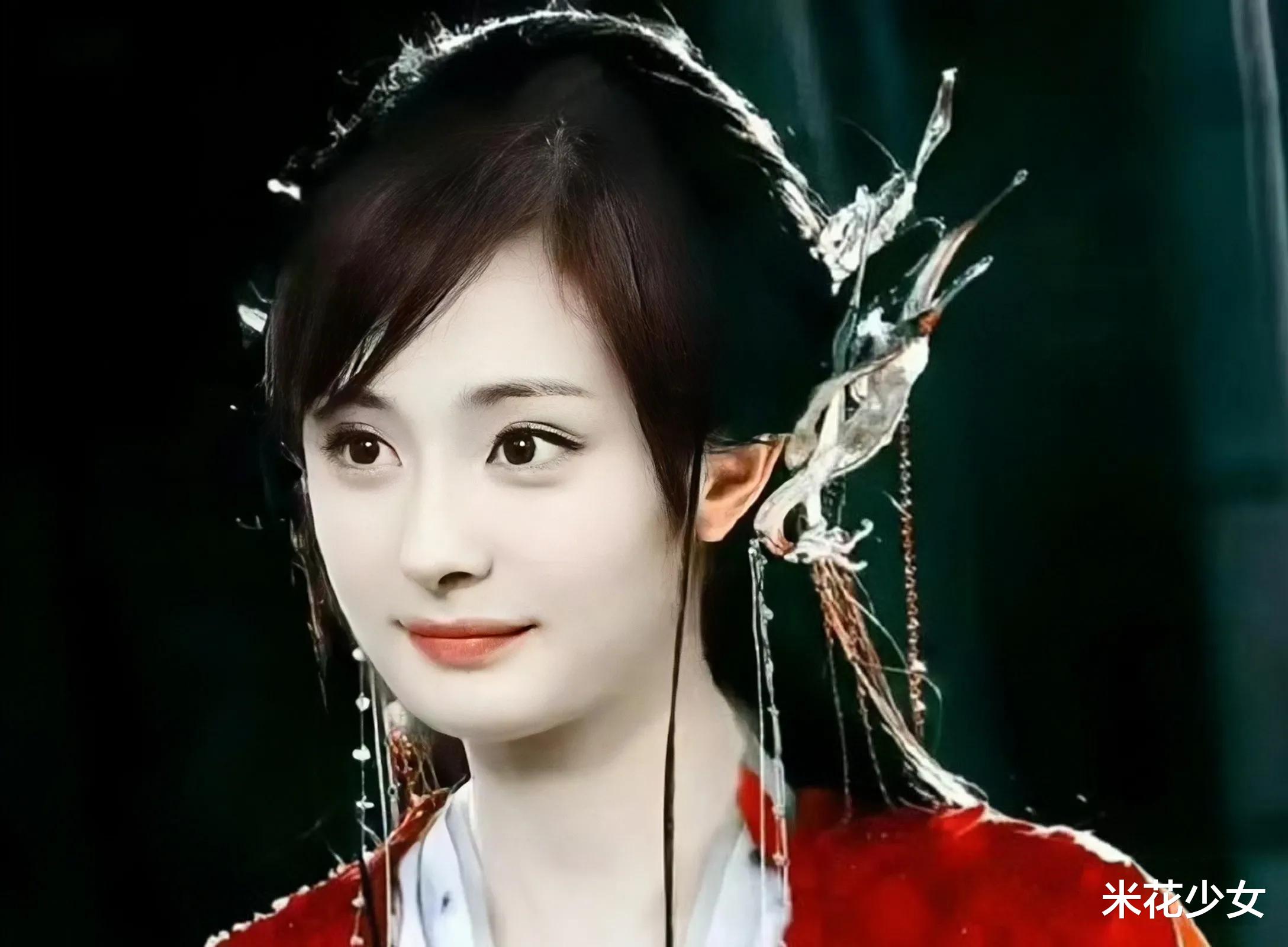 杨幂尝试白丝造型,网友表示:腿型很美,但是发型很像谢广坤媳妇