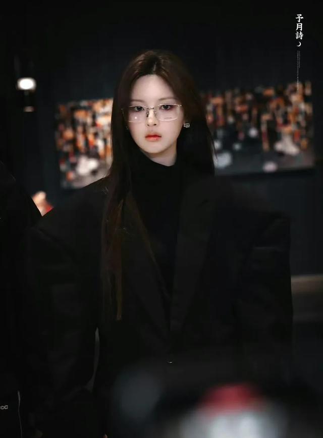 火箭少女合体孟美岐站C位遭网友吐槽:德不配位!