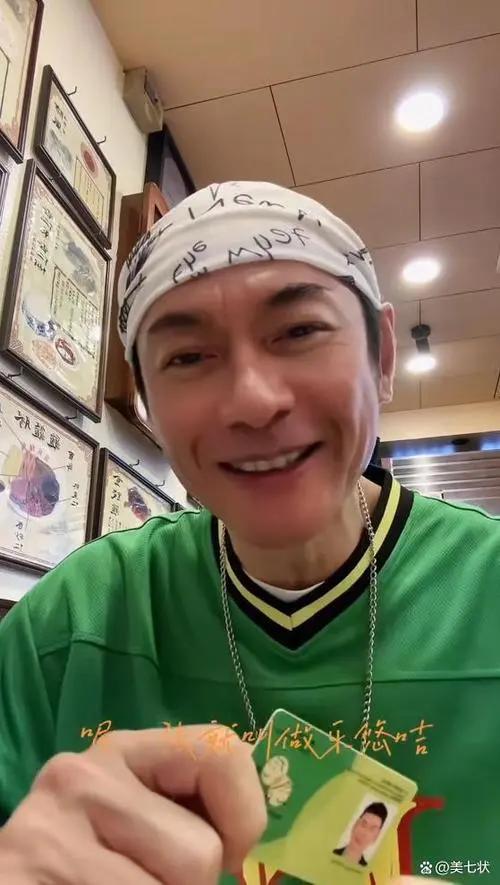 61岁江华穿拖鞋赤身扫地,身材健硕胜过同龄人,淡泊名利活得自在