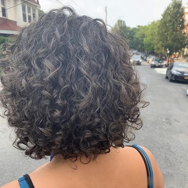 女人过了45岁,发型这样整,剪短烫烫就是不一样