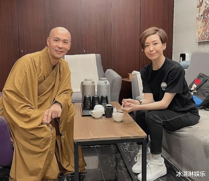 香港男星靠风月片走红,和周海媚谈过恋爱,在李嘉诚捐建寺庙修行