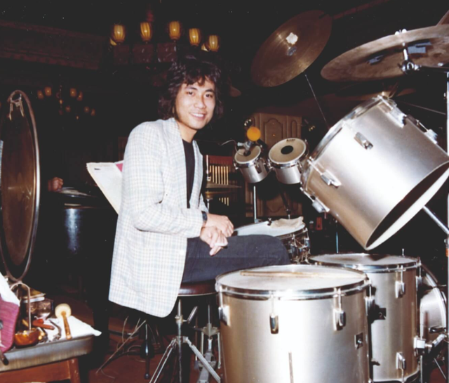 71岁港星夏韶声三代同堂，35岁女友比女儿还年轻，离婚4次拒再婚