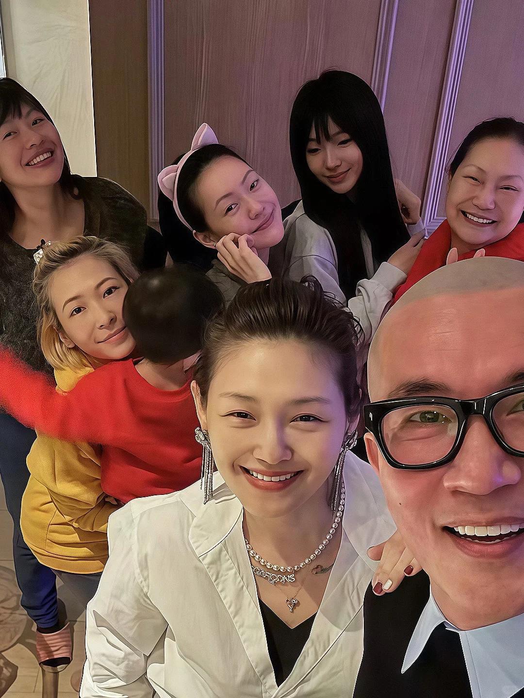 小S许雅钧为大女儿庆生，满满的不舍和骄傲，长女果然是最得宠