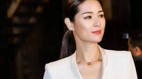 被称为“中国第一美女”，身价亿位却独爱种田，现在49岁隐居