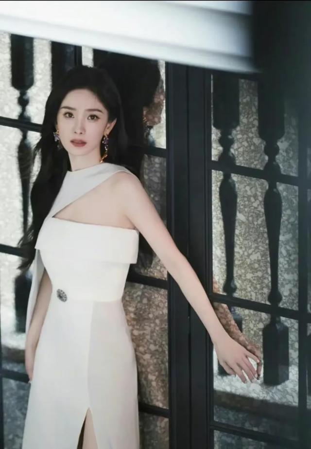 杨幂紧身白裙写真 好像从画里出来的一样