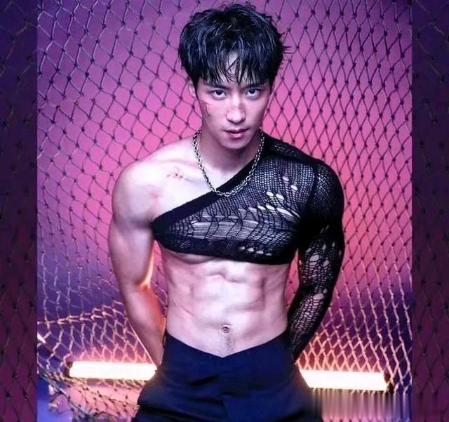 卞庆华来自中国台湾男演员，阳光帅气迷人，身材超级完美呢。