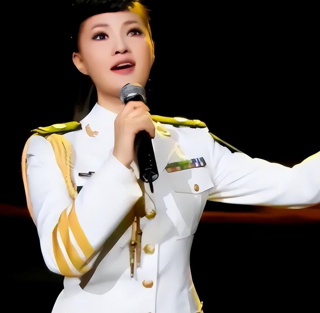 57岁于文华现状,住在农村自建房,裙子拖地喂土狗,曾遭前夫背叛