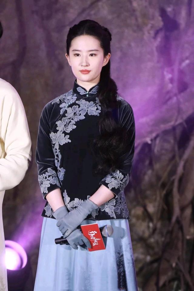 刘亦菲真给国人长脸!一袭中式穿搭惊艳海外,旗袍马尾尽显东方美