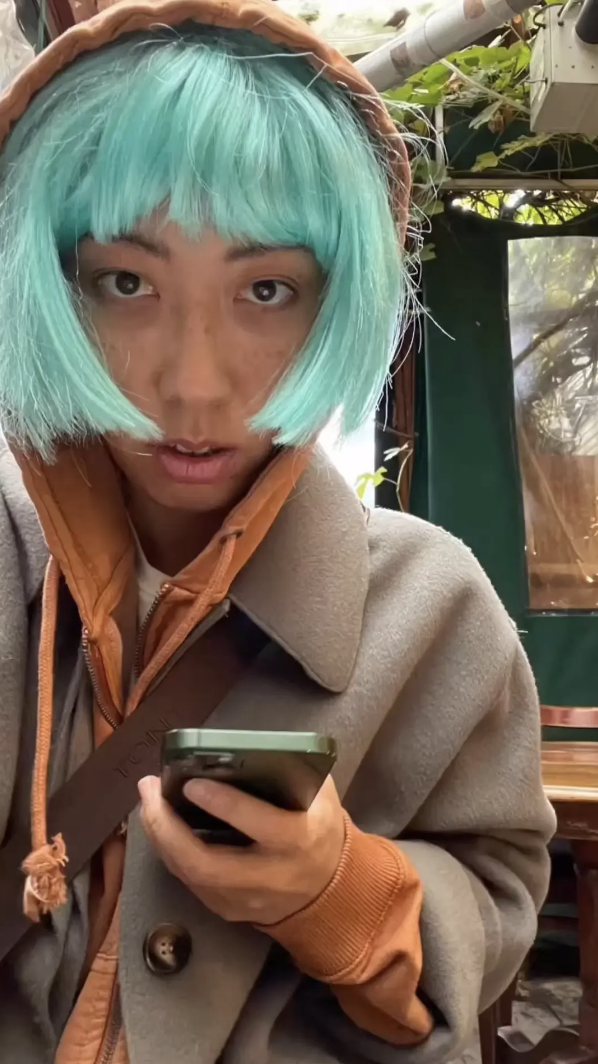 曲婉婷近照好吓人,一头蓝发眼神呆滞闪躲,被罗品信甩后坐吃山空