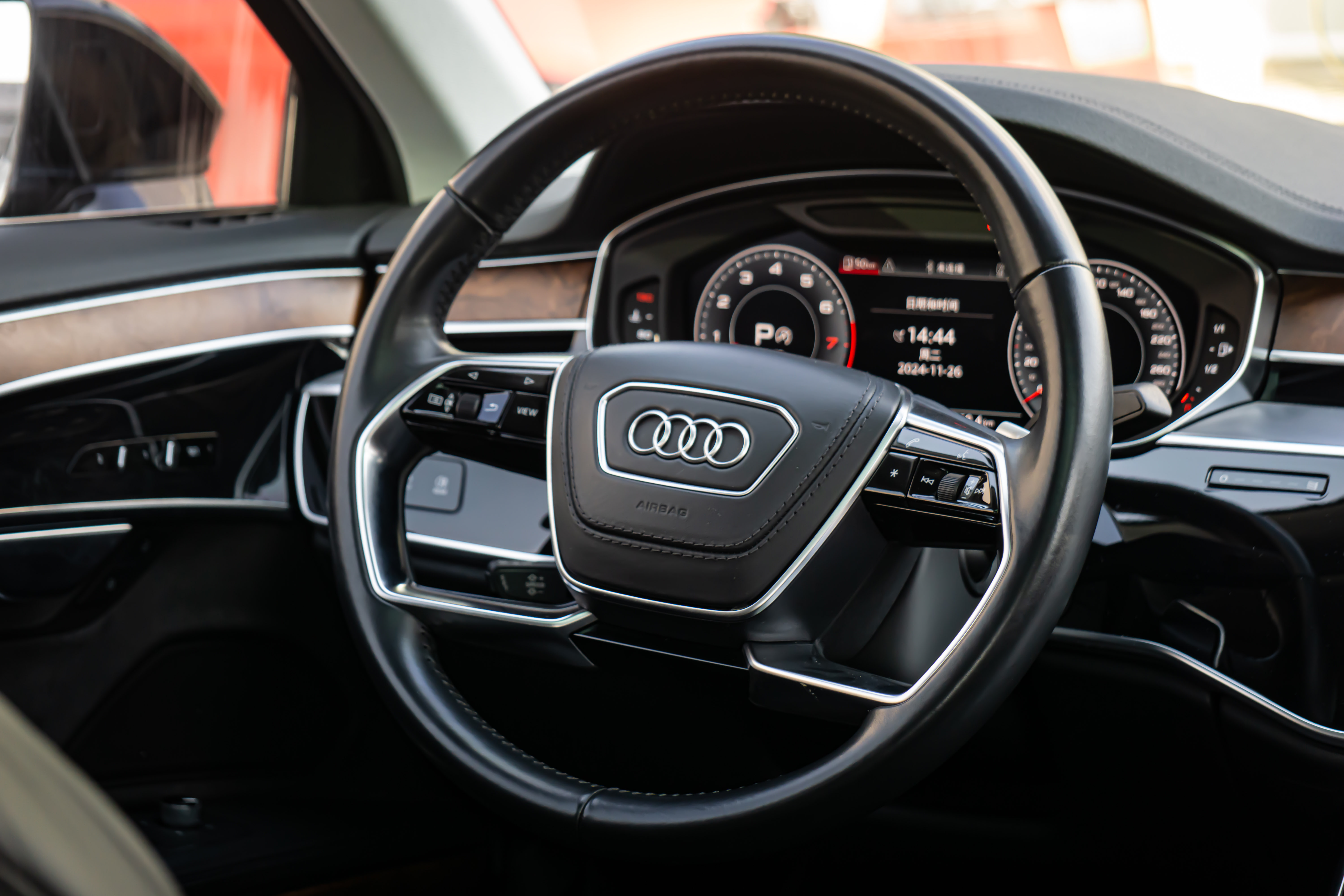 奥迪A8L：5.7秒破百，曾经百万级豪车，如今不到40万即可拥有！