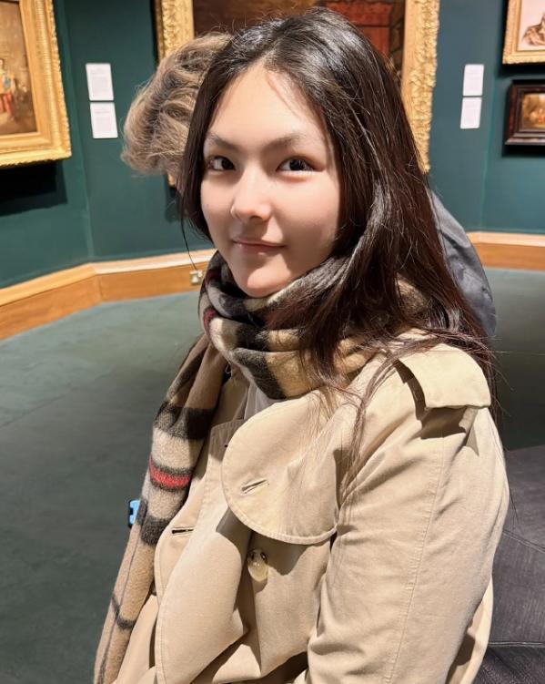 李湘一家三口现身画展,王诗龄长成大姑娘,网友:这才是生活!