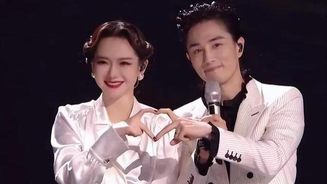 收手吧戚薇！没完没了地打“夫妻擦边球”？这么多年观众都看腻了