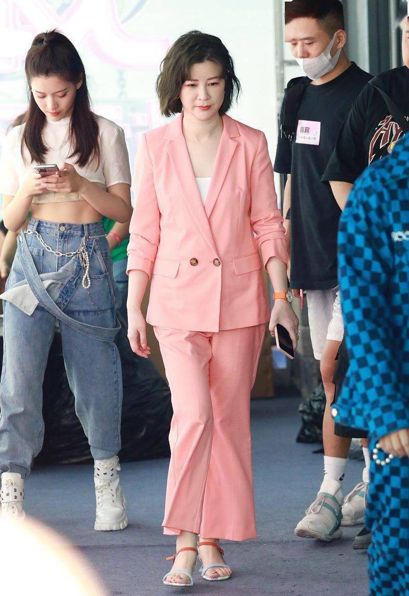 杜华定价10元招聘个人助理!不包吃不包住,想应聘的人却多如牛毛